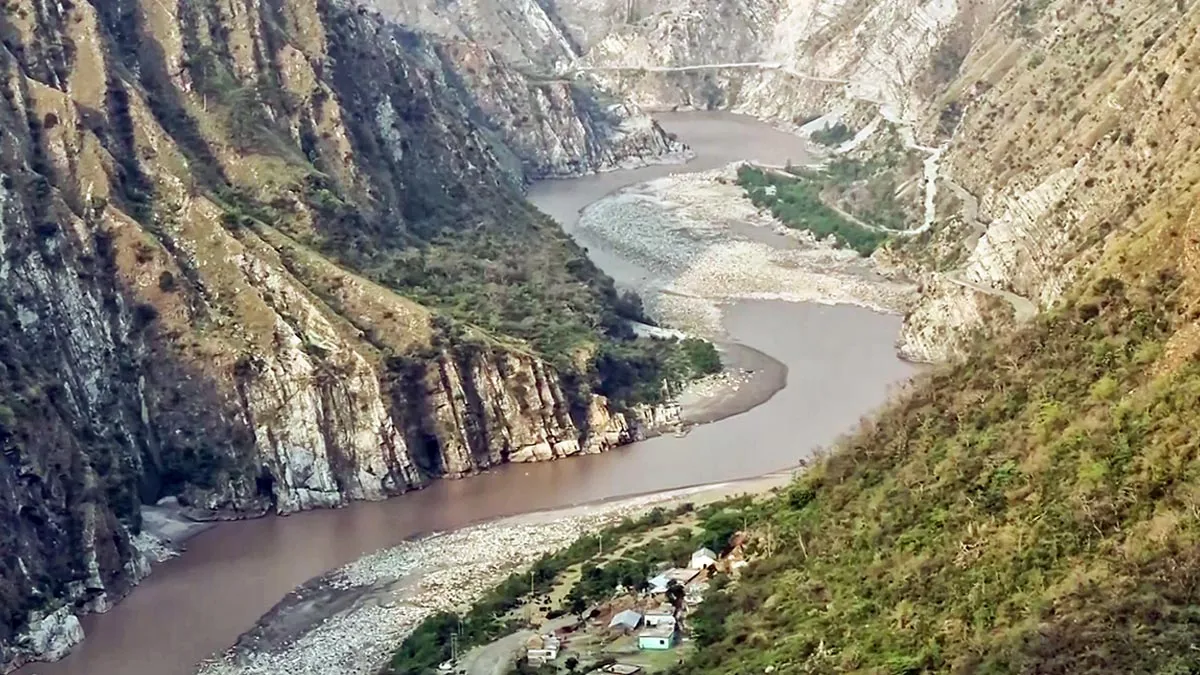 Indus Water Treaty के रद्द होने से पाकिस्तान में नदियां सूखी, फसलें बर्बाद होने की कगार पर, किसान कर रहे हैं विरोध, जल संकट गहराया।