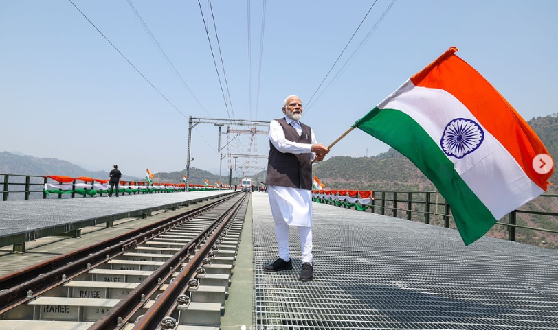 प्रधानमंत्री नरेंद्र मोदी चुनाव रेलवे ब्रिज का उद्घाटन करते हुए यह सरकार के महत्वपूर्ण उपलब्धियां में से एक है