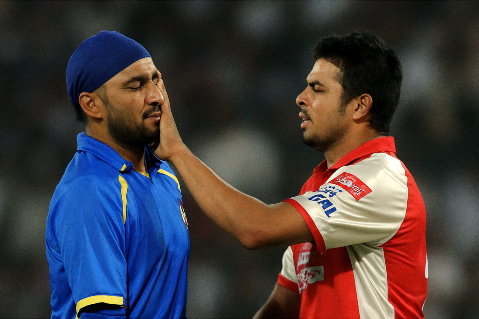 Harbhajan Sreesanth Slap कांड पर ललित मोदी ने 17 साल पुराना वीडियो जारी किया। श्रीसंत की पत्नी ने कहा कि पुराने जख्म कुरेदना शर्मनाक और अमानवीय है।